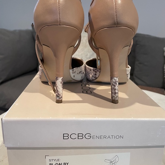BCBG Tan/Neutral Heel - Picture 5 of 6